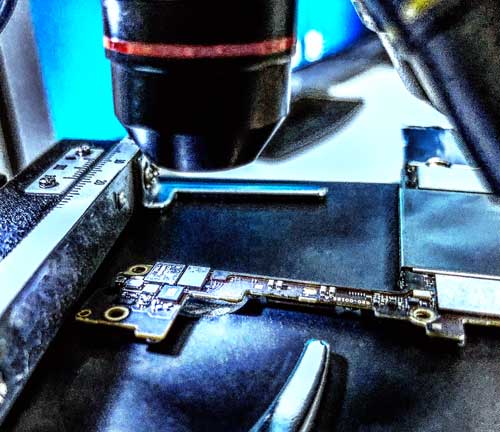 Platine von iPhone 6 unter dem Mikroskop